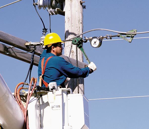 Lineman tensioning cables with an AP5 Dynamometer